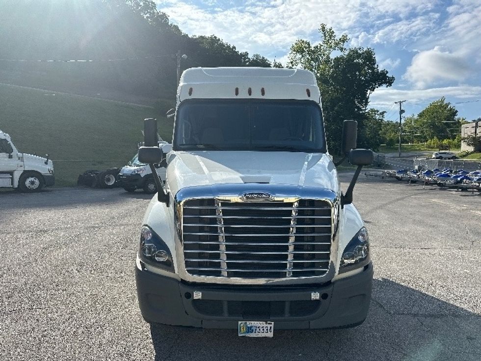 Sleeper Tractor-Heavy Duty Tractors-Freightliner-2019-Cascadia 12564ST-Huntington-WV-392,724\n\t\tmiles-$ 52,750 - Image 2