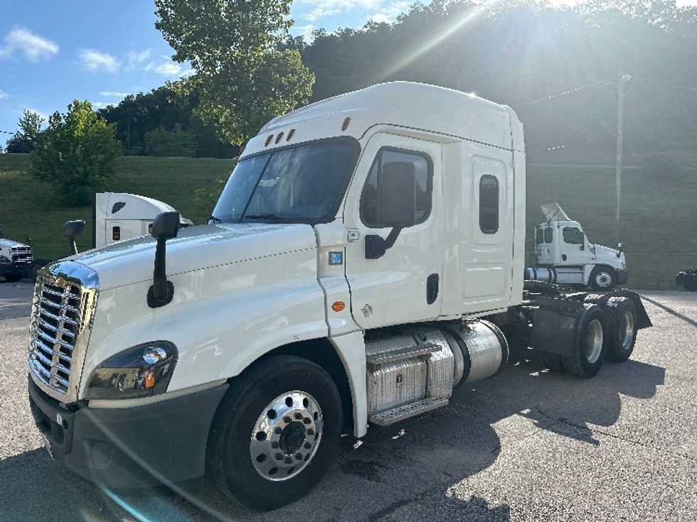 Sleeper Tractor-Heavy Duty Tractors-Freightliner-2019-Cascadia 12564ST-Huntington-WV-392,724\n\t\tmiles-$ 52,750 - Image 3