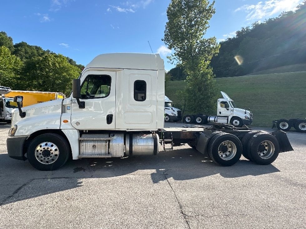 Sleeper Tractor-Heavy Duty Tractors-Freightliner-2019-Cascadia 12564ST-Huntington-WV-392,724\n\t\tmiles-$ 52,750 - Image 4