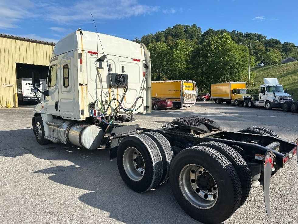 Sleeper Tractor-Heavy Duty Tractors-Freightliner-2019-Cascadia 12564ST-Huntington-WV-392,724\n\t\tmiles-$ 52,750 - Image 5