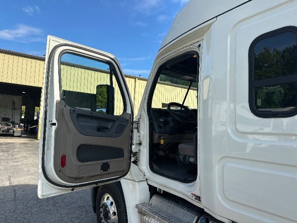 Sleeper Tractor-Heavy Duty Tractors-Freightliner-2019-Cascadia 12564ST-Huntington-WV-392,724\n\t\tmiles-$ 52,750 - Image 9