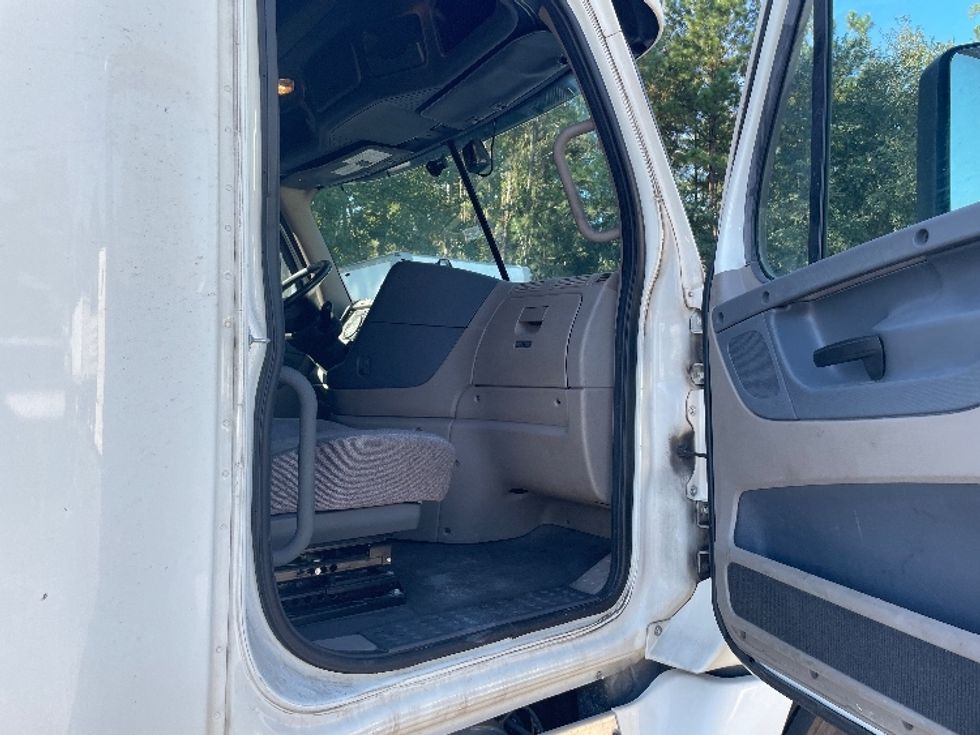 Sleeper Tractor-Heavy Duty Tractors-Freightliner-2019-Cascadia 12564ST-Jacksonville-FL-293,500\n\t\tmiles-$ 64,250 - Image 13