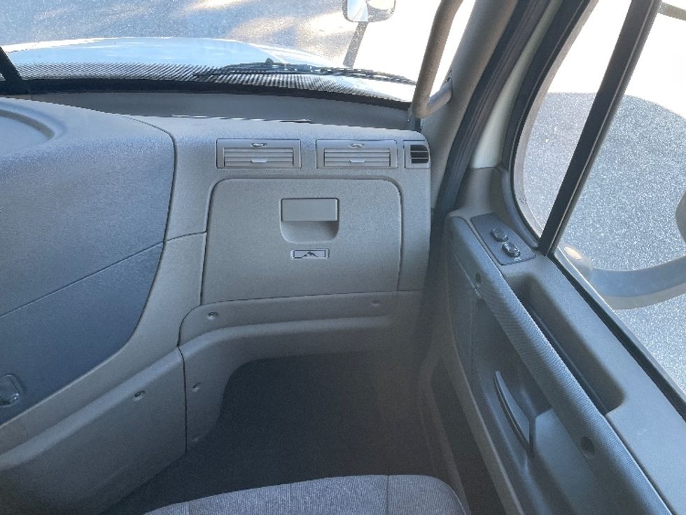 Sleeper Tractor-Heavy Duty Tractors-Freightliner-2019-Cascadia 12564ST-Jacksonville-FL-293,500\n\t\tmiles-$ 64,250 - Image 14