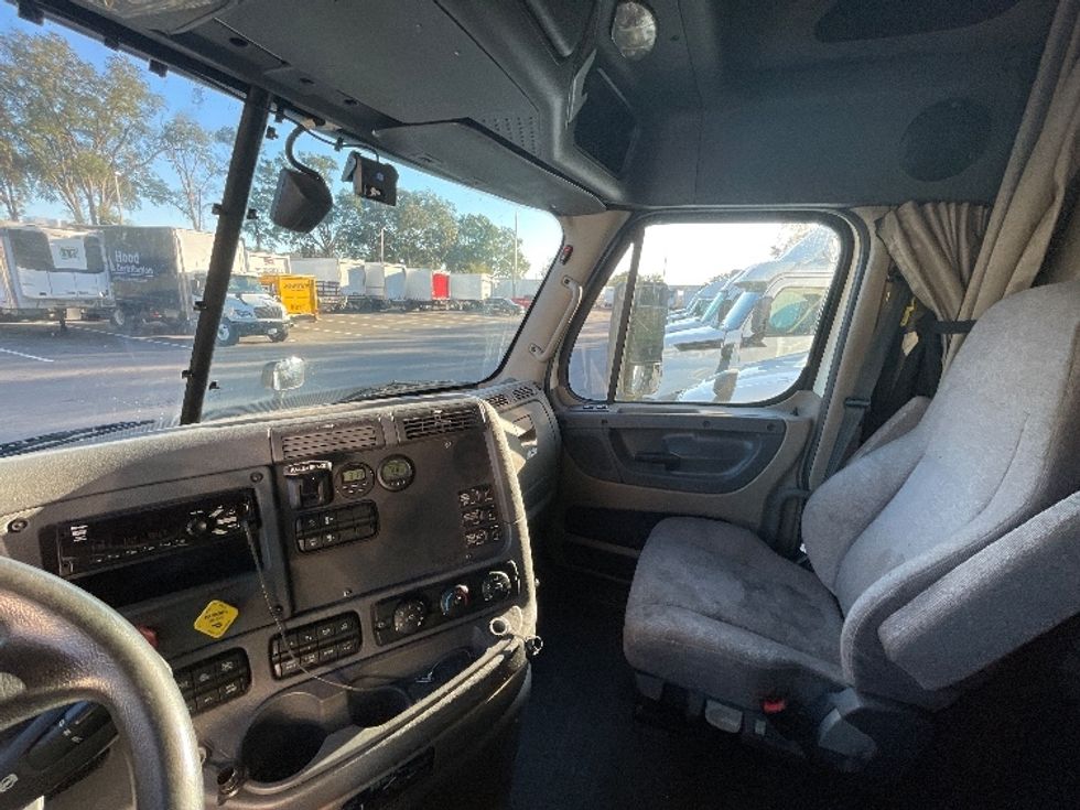 Sleeper Tractor-Heavy Duty Tractors-Freightliner-2019-Cascadia 12564ST-Jacksonville-FL-365,593\n\t\tmiles-$ 60,250 - Image 10