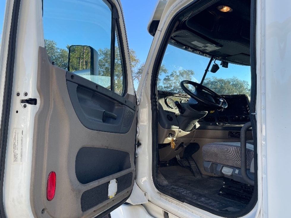 Sleeper Tractor-Heavy Duty Tractors-Freightliner-2019-Cascadia 12564ST-Jacksonville-FL-365,593\n\t\tmiles-$ 60,250 - Image 9