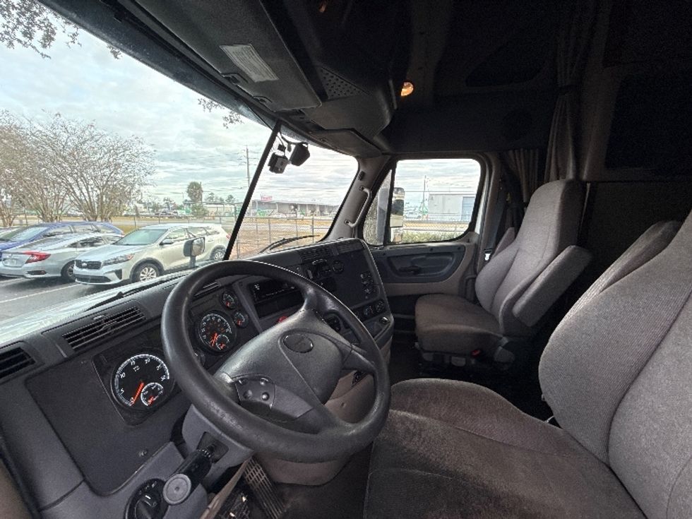 Sleeper Tractor-Heavy Duty Tractors-Freightliner-2019-Cascadia 12564ST-Jacksonville-FL-492,828\n\t\tmiles-$ 50,250 - Image 10
