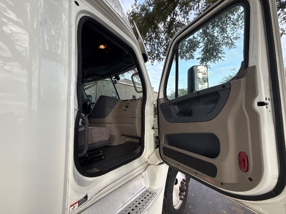 Sleeper Tractor-Heavy Duty Tractors-Freightliner-2019-Cascadia 12564ST-Jacksonville-FL-492,828\n\t\tmiles-$ 50,250 - Image 13