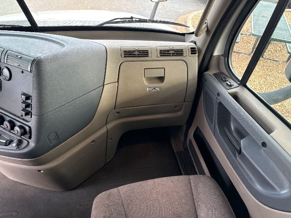 Sleeper Tractor-Heavy Duty Tractors-Freightliner-2019-Cascadia 12564ST-Jacksonville-FL-492,828\n\t\tmiles-$ 50,250 - Image 14