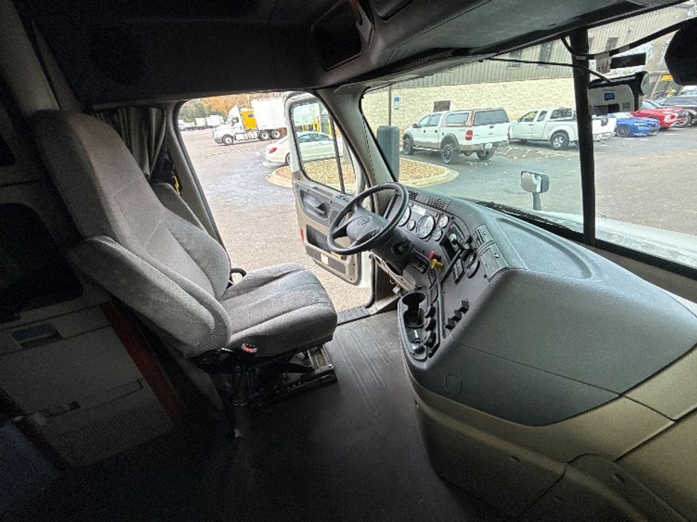 Sleeper Tractor-Heavy Duty Tractors-Freightliner-2019-Cascadia 12564ST-Jacksonville-FL-492,828\n\t\tmiles-$ 50,250 - Image 15