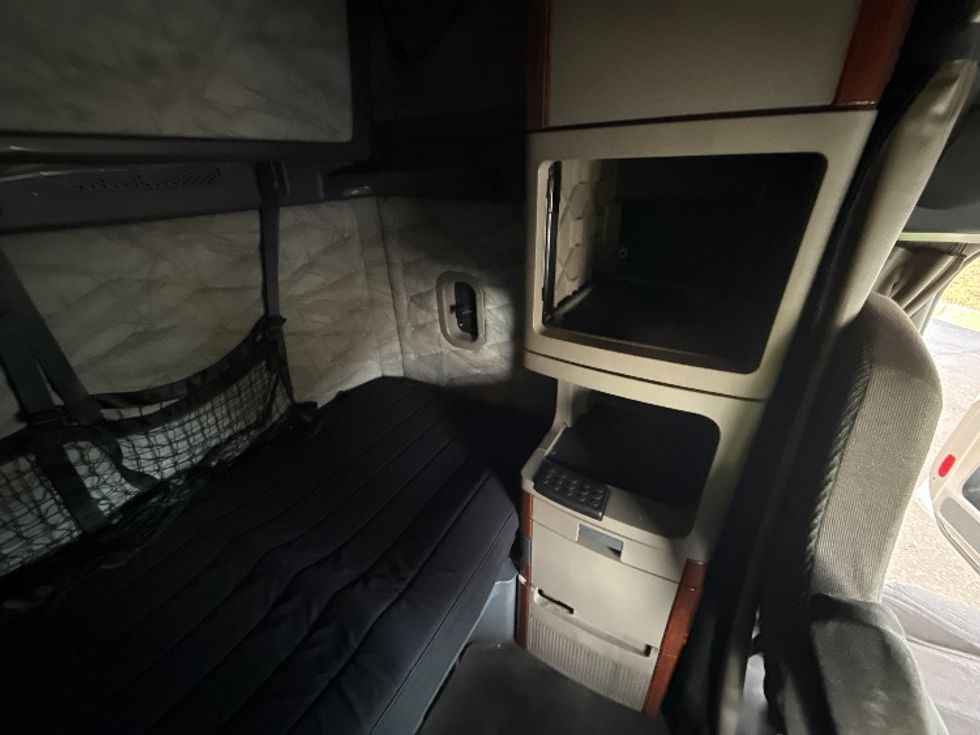 Sleeper Tractor-Heavy Duty Tractors-Freightliner-2019-Cascadia 12564ST-Jacksonville-FL-492,828\n\t\tmiles-$ 50,250 - Image 18