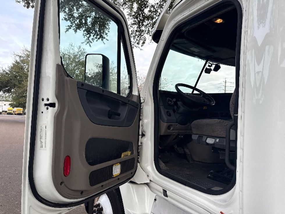 Sleeper Tractor-Heavy Duty Tractors-Freightliner-2019-Cascadia 12564ST-Jacksonville-FL-492,828\n\t\tmiles-$ 50,250 - Image 9
