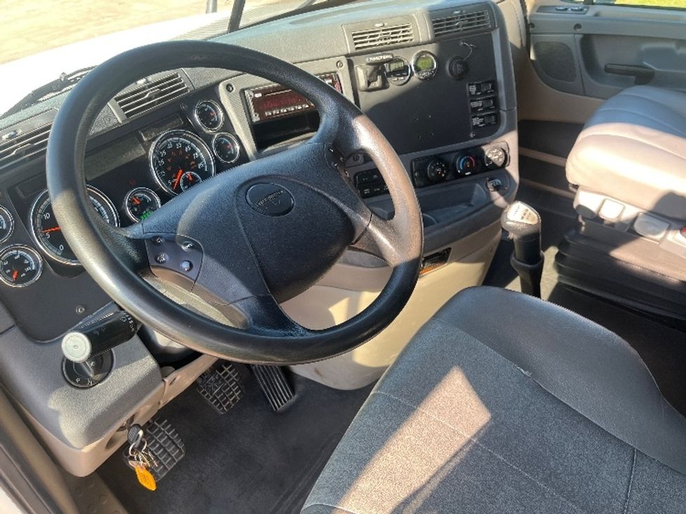 Sleeper Tractor-Heavy Duty Tractors-Freightliner-2019-Cascadia 12564ST-Katy-TX-281,214\n\t\tmiles-$ 62,750 - Image 10