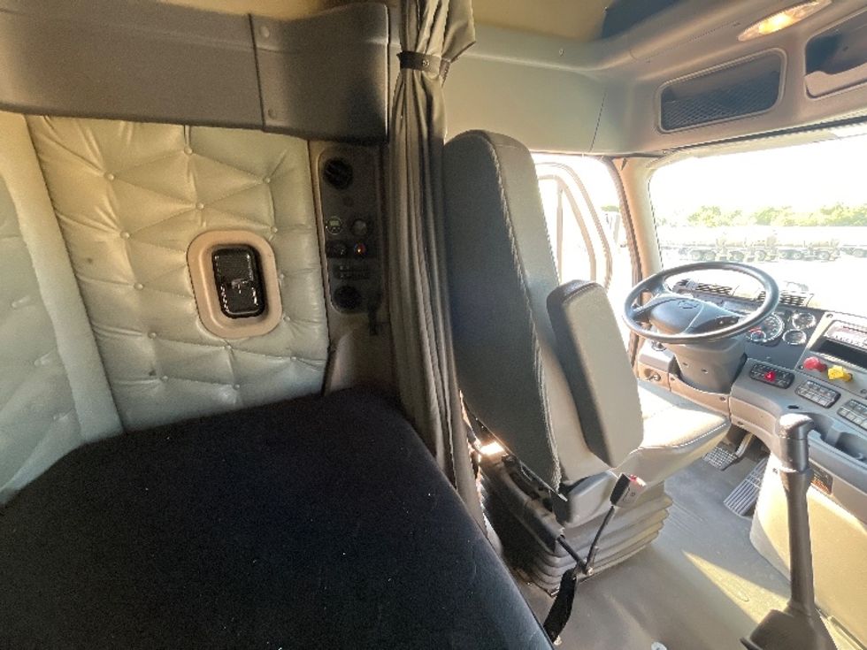 Sleeper Tractor-Heavy Duty Tractors-Freightliner-2019-Cascadia 12564ST-Katy-TX-281,214\n\t\tmiles-$ 62,750 - Image 17