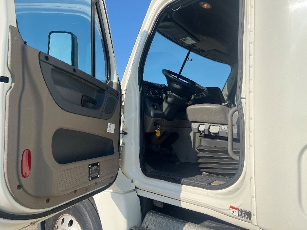 Sleeper Tractor-Heavy Duty Tractors-Freightliner-2019-Cascadia 12564ST-Katy-TX-281,214\n\t\tmiles-$ 62,750 - Image 9