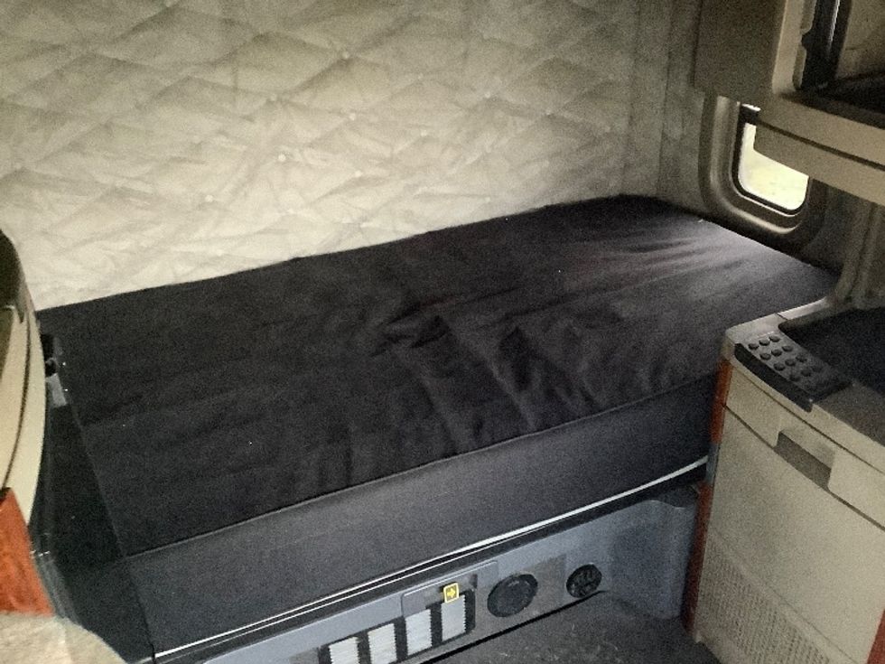 Sleeper Tractor-Heavy Duty Tractors-Freightliner-2019-Cascadia 12564ST-Lacey-WA-381,429\n\t\tmiles-$ 59,750 - Image 17