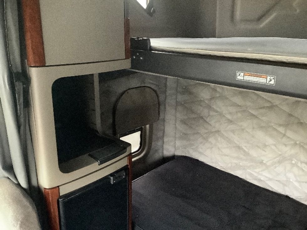 Sleeper Tractor-Heavy Duty Tractors-Freightliner-2019-Cascadia 12564ST-Lacey-WA-381,429\n\t\tmiles-$ 59,750 - Image 19