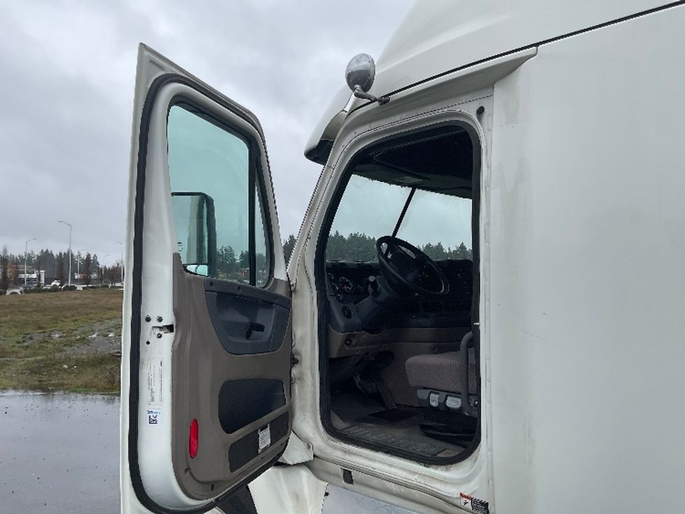 Sleeper Tractor-Heavy Duty Tractors-Freightliner-2019-Cascadia 12564ST-Lacey-WA-381,429\n\t\tmiles-$ 59,750 - Image 9