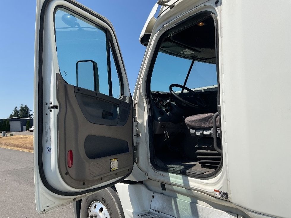 Sleeper Tractor-Heavy Duty Tractors-Freightliner-2019-Cascadia 12564ST-Lacey-WA-466,940\n\t\tmiles-$ 61,250 - Image 9