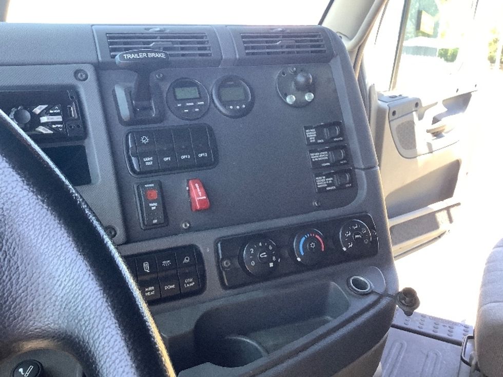 Sleeper Tractor-Heavy Duty Tractors-Freightliner-2019-Cascadia 12564ST-Lacey-WA-476,979\n\t\tmiles-$ 60,500 - Image 11