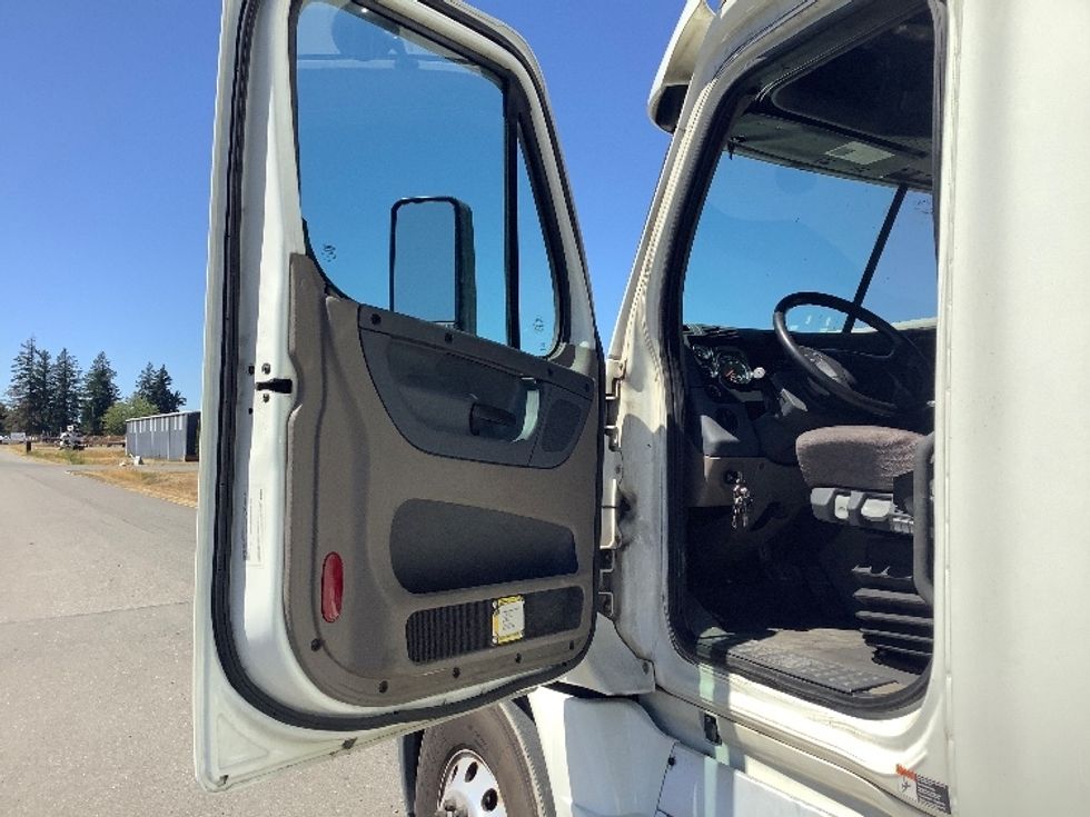 Sleeper Tractor-Heavy Duty Tractors-Freightliner-2019-Cascadia 12564ST-Lacey-WA-476,979\n\t\tmiles-$ 60,500 - Image 9