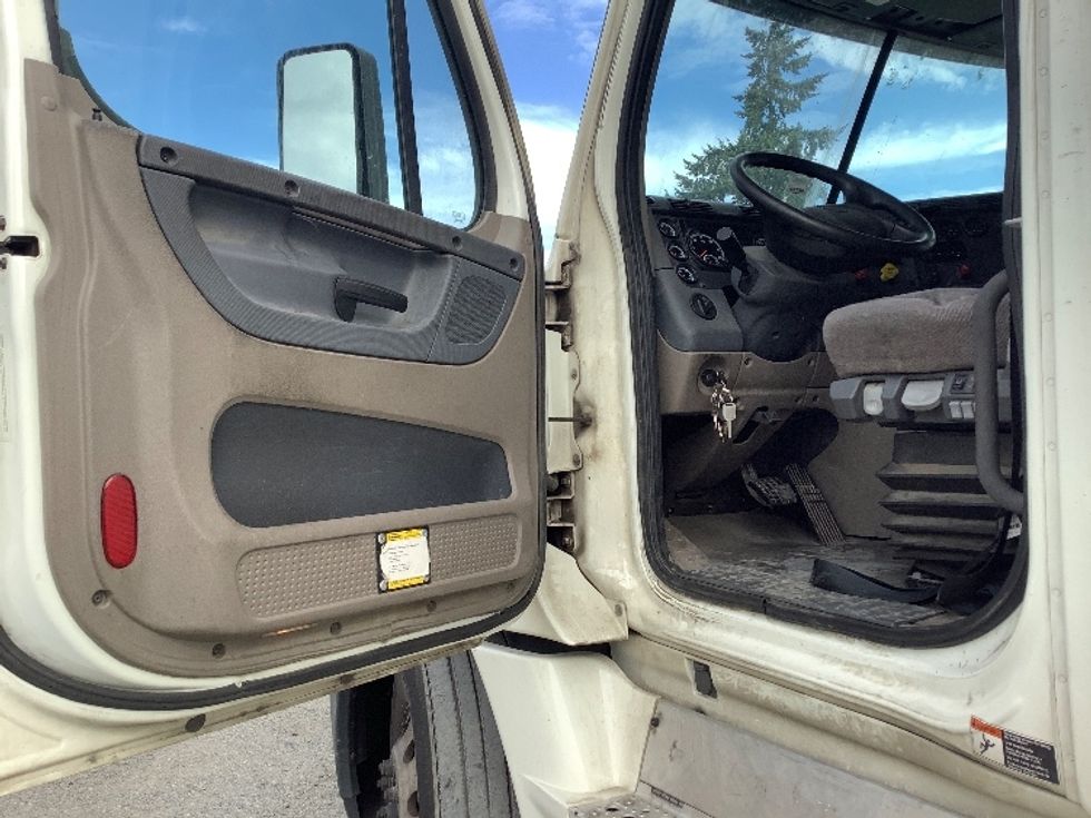 Sleeper Tractor-Heavy Duty Tractors-Freightliner-2019-Cascadia 12564ST-Lacey-WA-484,308\n\t\tmiles-$ 60,000 - Image 9