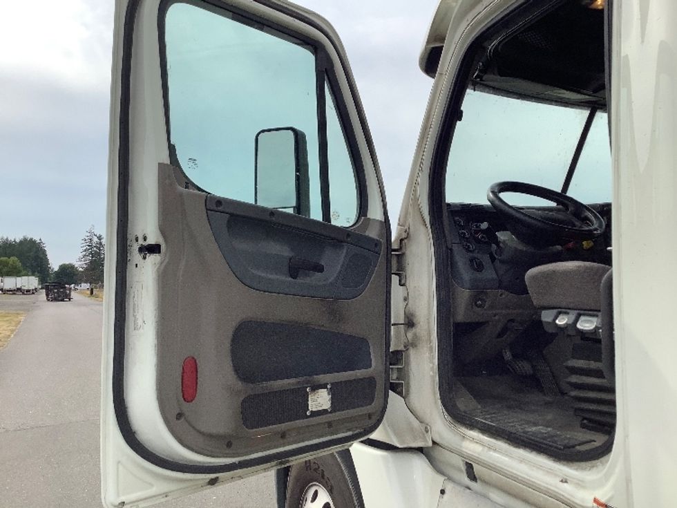 Sleeper Tractor-Heavy Duty Tractors-Freightliner-2019-Cascadia 12564ST-Lacey-WA-514,527\n\t\tmiles-$ 58,250 - Image 9