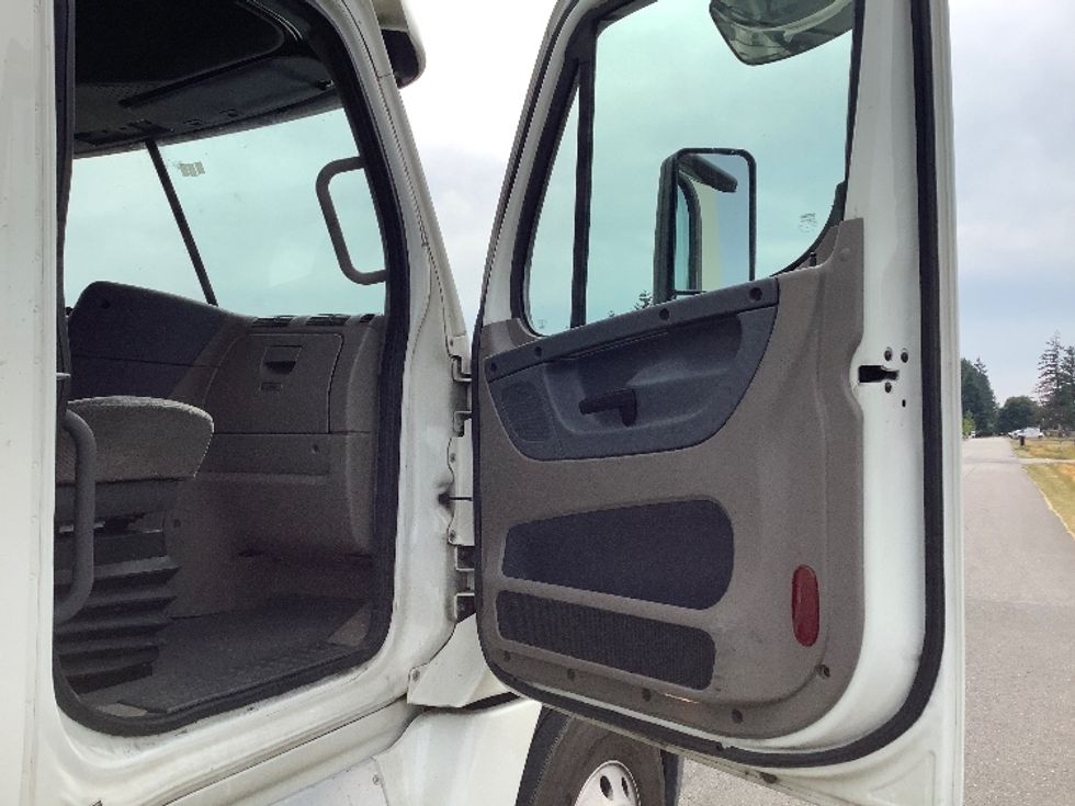 Sleeper Tractor-Heavy Duty Tractors-Freightliner-2019-Cascadia 12564ST-Lacey-WA-530,332\n\t\tmiles-$ 56,250 - Image 13