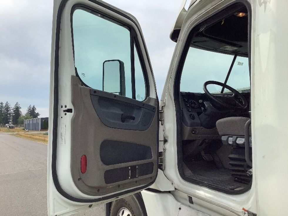 Sleeper Tractor-Heavy Duty Tractors-Freightliner-2019-Cascadia 12564ST-Lacey-WA-530,332\n\t\tmiles-$ 56,250 - Image 9