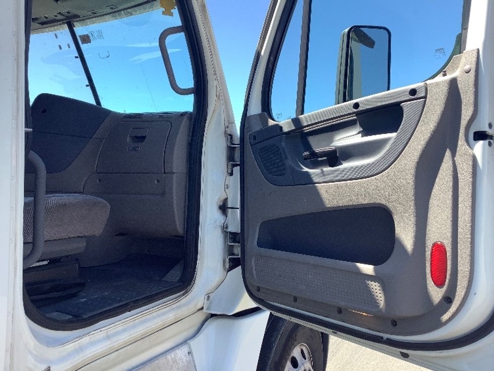 Sleeper Tractor-Heavy Duty Tractors-Freightliner-2019-Cascadia 12564ST-Lacey-WA-622,560\n\t\tmiles-$ 51,500 - Image 13