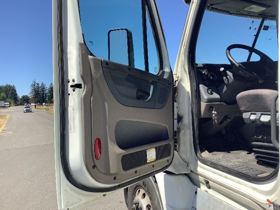 Sleeper Tractor-Heavy Duty Tractors-Freightliner-2019-Cascadia 12564ST-Lacey-WA-622,560\n\t\tmiles-$ 51,500 - Image 9