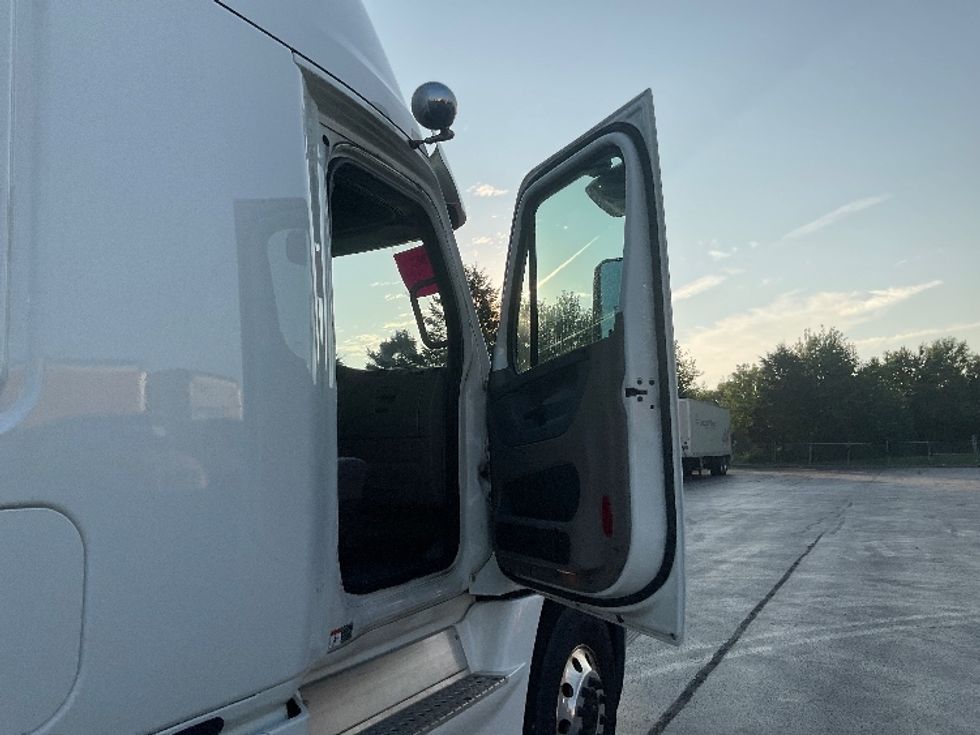 Sleeper Tractor-Heavy Duty Tractors-Freightliner-2019-Cascadia 12564ST-Lancaster-PA-245,592\n\t\tmiles-$ 65,250 - Image 13