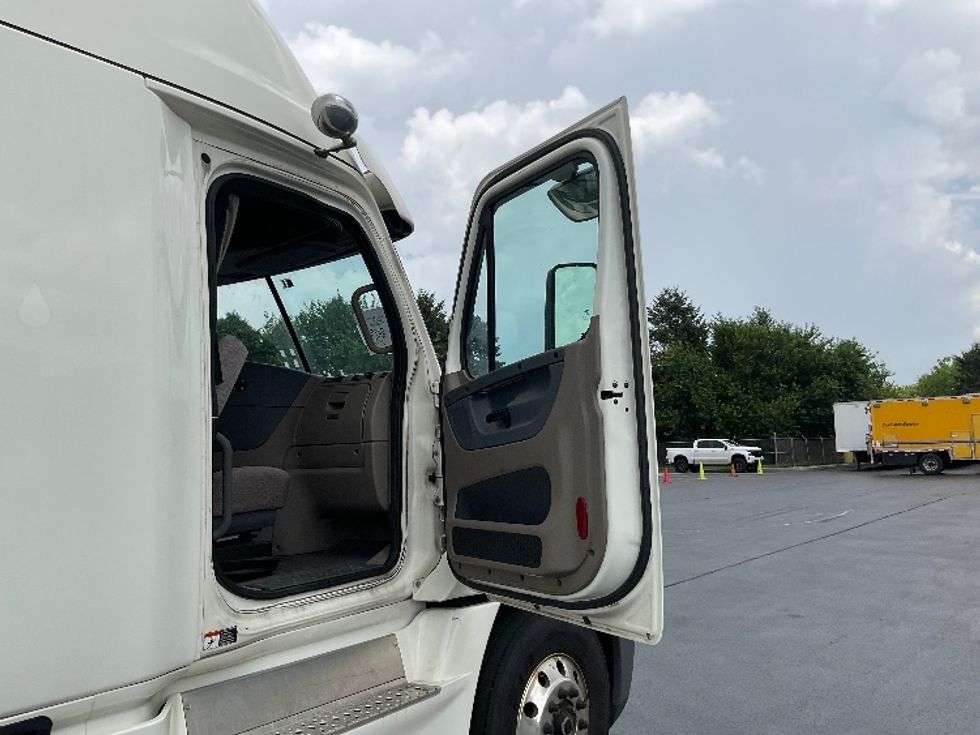 Sleeper Tractor-Heavy Duty Tractors-Freightliner-2019-Cascadia 12564ST-Lancaster-PA-306,131\n\t\tmiles-$ 62,000 - Image 13