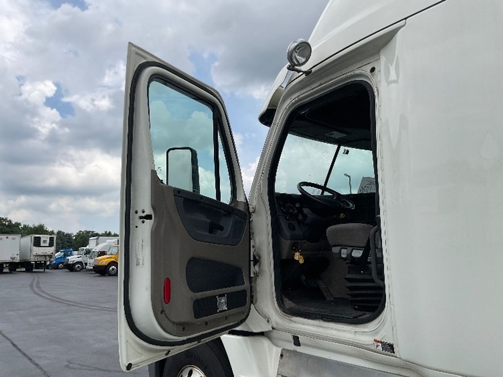 Sleeper Tractor-Heavy Duty Tractors-Freightliner-2019-Cascadia 12564ST-Lancaster-PA-306,131\n\t\tmiles-$ 62,000 - Image 9