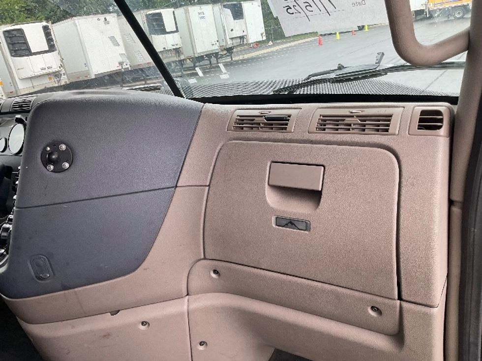 Sleeper Tractor-Heavy Duty Tractors-Freightliner-2019-Cascadia 12564ST-Lancaster-PA-493,749\n\t\tmiles-$ 52,250 - Image 14
