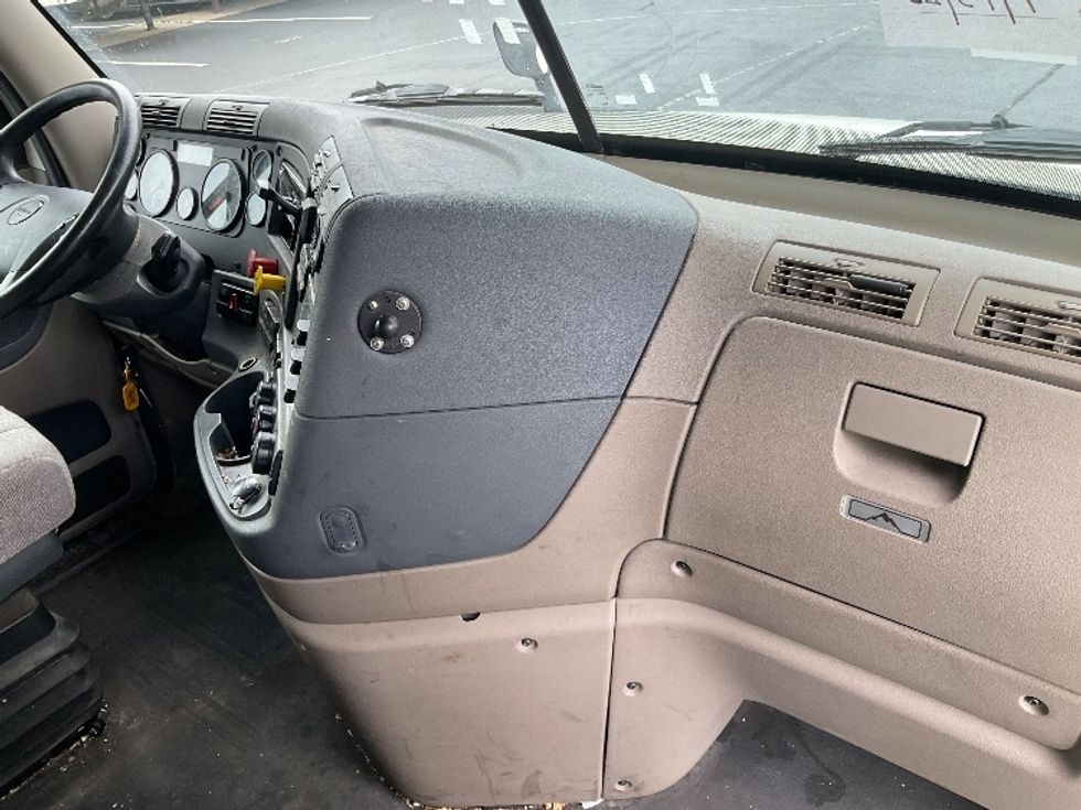Sleeper Tractor-Heavy Duty Tractors-Freightliner-2019-Cascadia 12564ST-Lancaster-PA-493,749\n\t\tmiles-$ 52,250 - Image 15