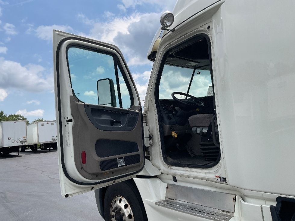 Sleeper Tractor-Heavy Duty Tractors-Freightliner-2019-Cascadia 12564ST-Lancaster-PA-493,749\n\t\tmiles-$ 52,250 - Image 9