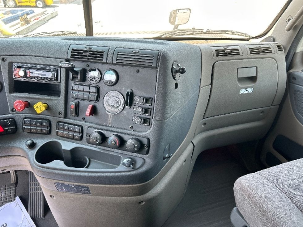 Sleeper Tractor-Heavy Duty Tractors-Freightliner-2019-Cascadia 12564ST-Las Vegas-NV-440,761\n\t\tmiles-$ 61,750 - Image 12