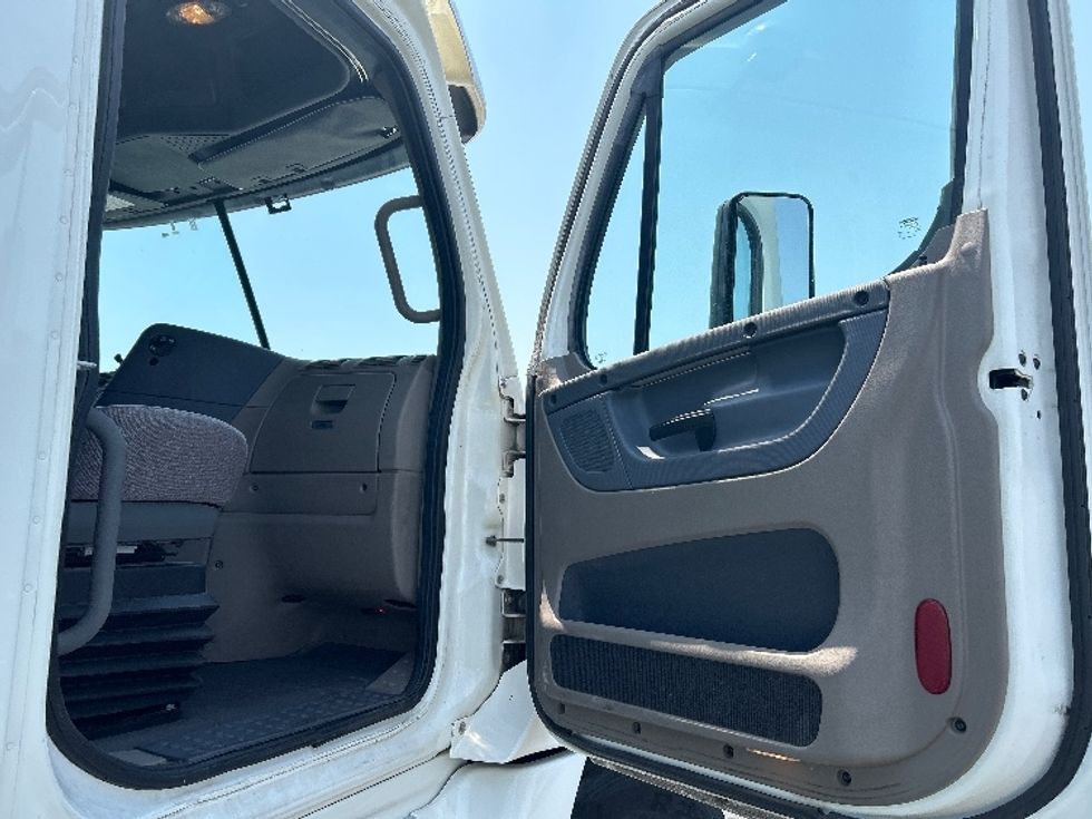 Sleeper Tractor-Heavy Duty Tractors-Freightliner-2019-Cascadia 12564ST-Las Vegas-NV-440,761\n\t\tmiles-$ 61,750 - Image 13