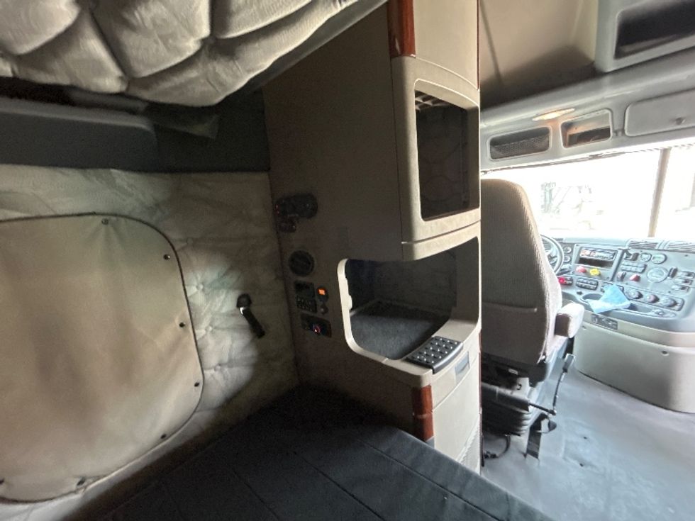Sleeper Tractor-Heavy Duty Tractors-Freightliner-2019-Cascadia 12564ST-Las Vegas-NV-440,761\n\t\tmiles-$ 61,750 - Image 18