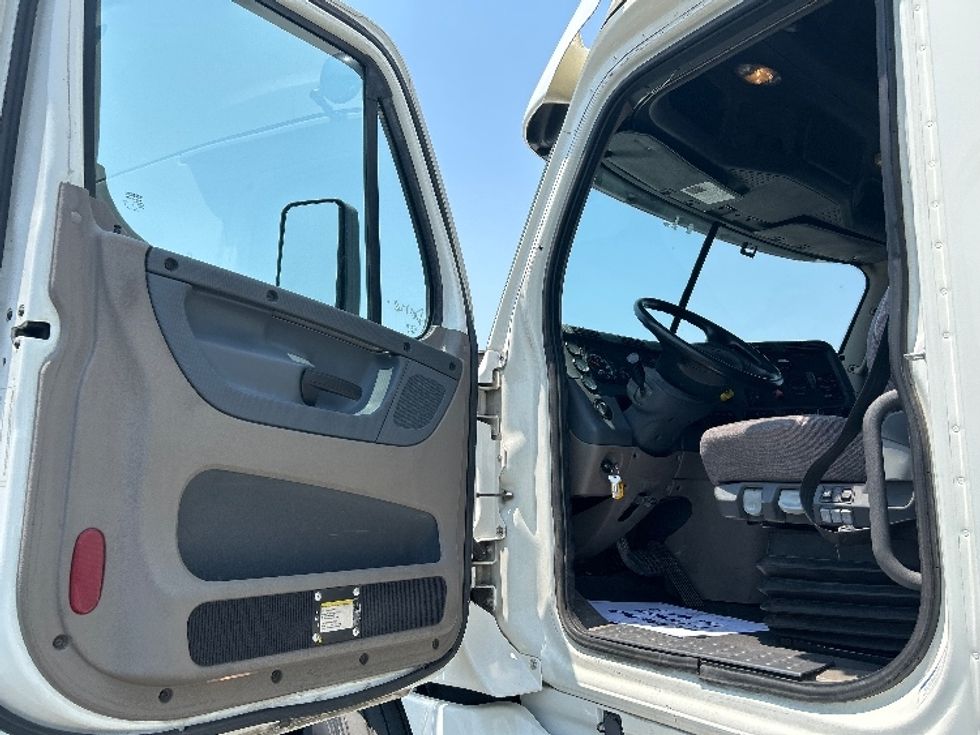 Sleeper Tractor-Heavy Duty Tractors-Freightliner-2019-Cascadia 12564ST-Las Vegas-NV-440,761\n\t\tmiles-$ 61,750 - Image 9