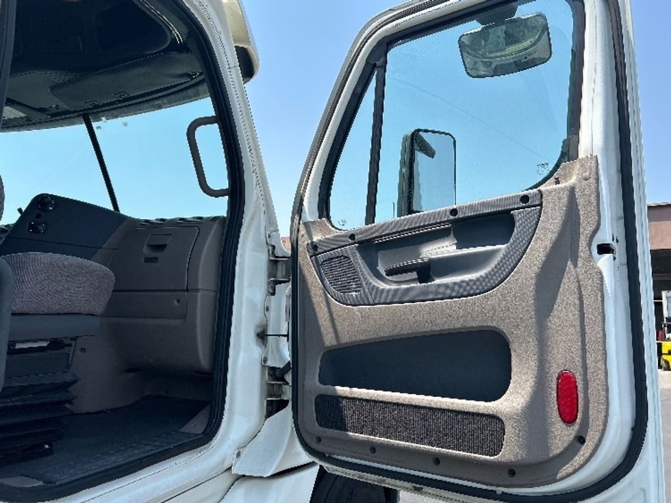 Sleeper Tractor-Heavy Duty Tractors-Freightliner-2019-Cascadia 12564ST-Las Vegas-NV-554,572\n\t\tmiles-$ 54,750 - Image 13