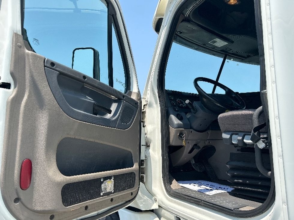 Sleeper Tractor-Heavy Duty Tractors-Freightliner-2019-Cascadia 12564ST-Las Vegas-NV-554,572\n\t\tmiles-$ 54,750 - Image 9