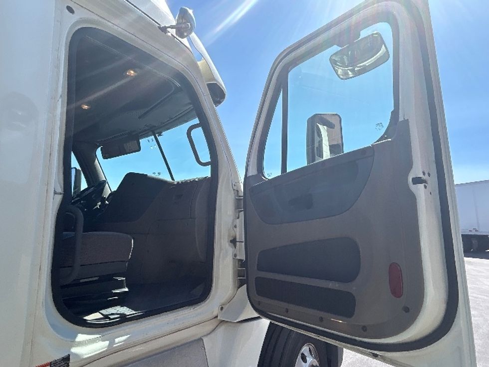 Sleeper Tractor-Heavy Duty Tractors-Freightliner-2019-Cascadia 12564ST-Las Vegas-NV-640,162\n\t\tmiles-$ 48,250 - Image 13