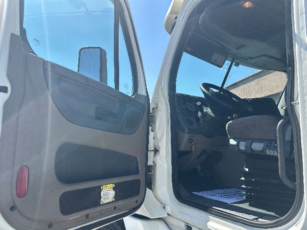 Sleeper Tractor-Heavy Duty Tractors-Freightliner-2019-Cascadia 12564ST-Las Vegas-NV-640,162\n\t\tmiles-$ 48,250 - Image 9