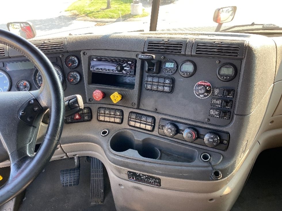 Sleeper Tractor-Heavy Duty Tractors-Freightliner-2019-Cascadia 12564ST-Londonderry-NH-537,280\n\t\tmiles-$ 51,750 - Image 12