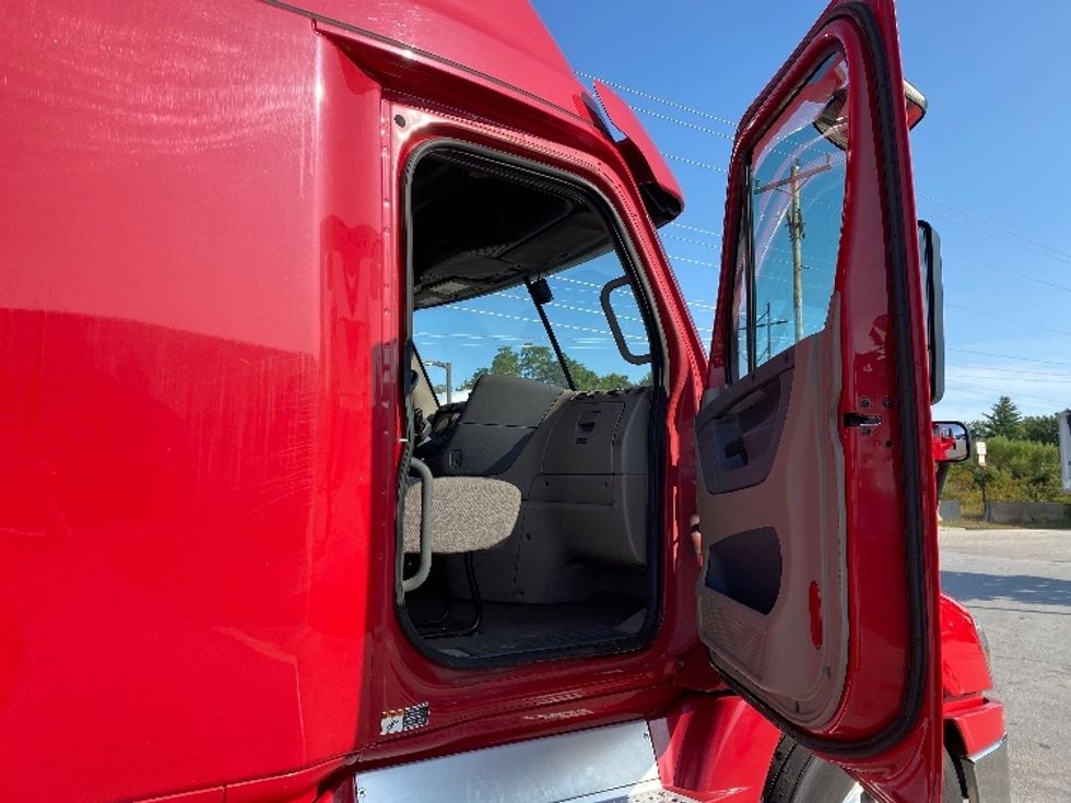Sleeper Tractor-Heavy Duty Tractors-Freightliner-2019-Cascadia 12564ST-Londonderry-NH-537,280\n\t\tmiles-$ 51,750 - Image 13