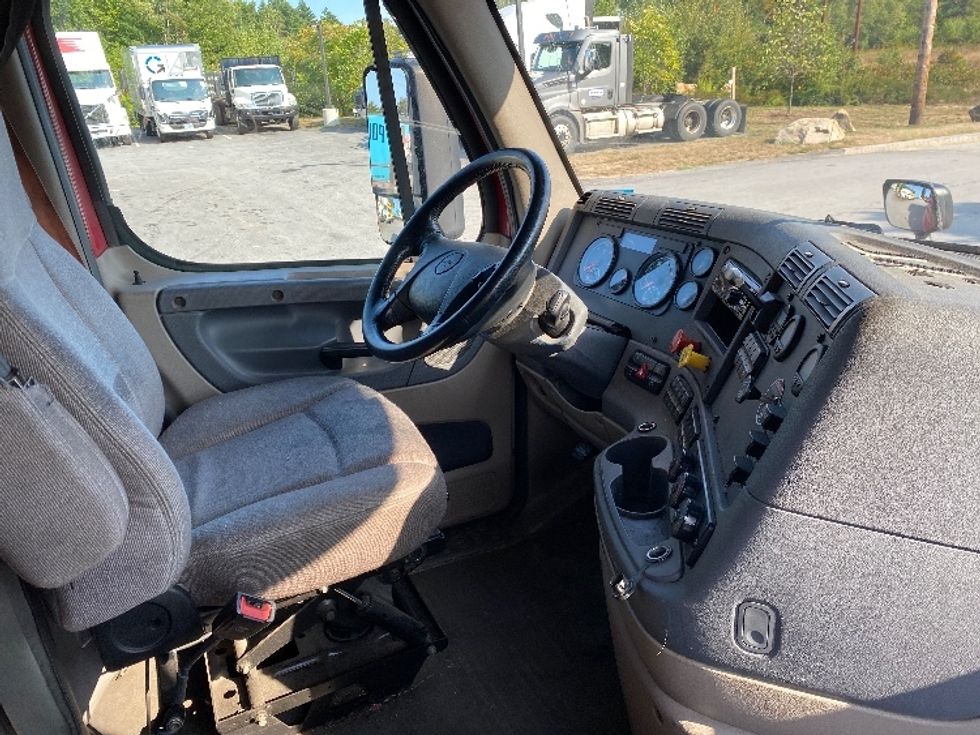 Sleeper Tractor-Heavy Duty Tractors-Freightliner-2019-Cascadia 12564ST-Londonderry-NH-537,280\n\t\tmiles-$ 51,750 - Image 15
