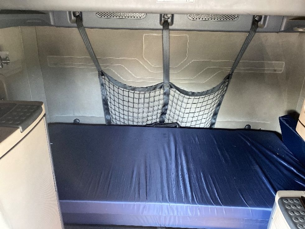 Sleeper Tractor-Heavy Duty Tractors-Freightliner-2019-Cascadia 12564ST-Londonderry-NH-537,280\n\t\tmiles-$ 51,750 - Image 16