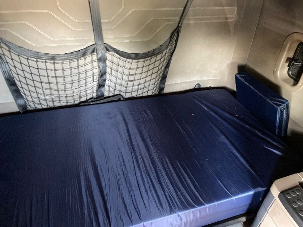 Sleeper Tractor-Heavy Duty Tractors-Freightliner-2019-Cascadia 12564ST-Londonderry-NH-537,280\n\t\tmiles-$ 51,750 - Image 17