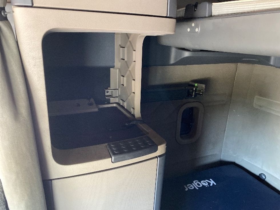 Sleeper Tractor-Heavy Duty Tractors-Freightliner-2019-Cascadia 12564ST-Londonderry-NH-537,280\n\t\tmiles-$ 51,750 - Image 19